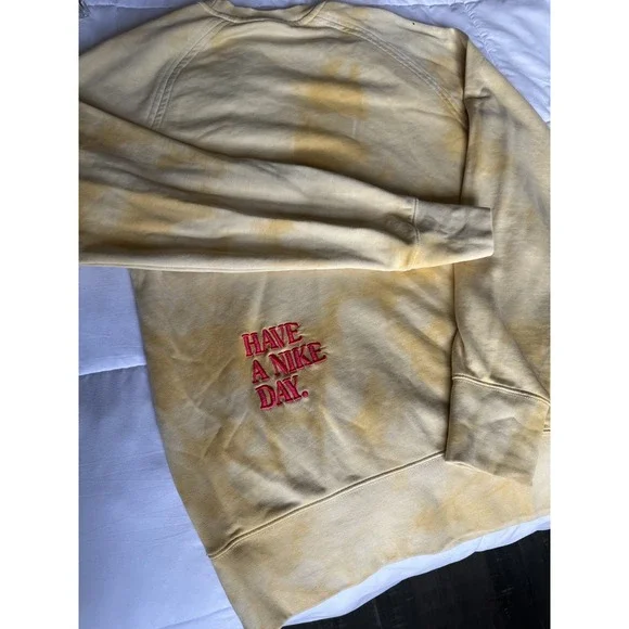 Nike Sportswear Tie Dye Embroidered Daisy Round Neck Small Yellow Daisy Gold - Picture 4 of 10